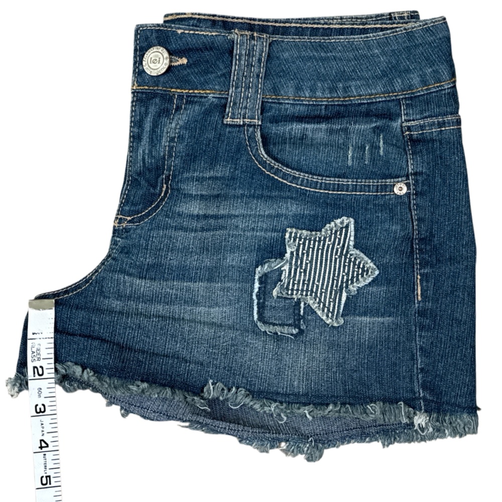 L.E.I. Ashley Low-Rise Distressed Star Patch Jean Shorts Juniors Size 9 - Picture 7 of 8